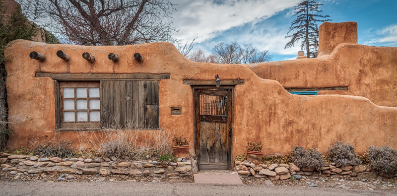 Northern New Mexico home displaying it's curb appeal